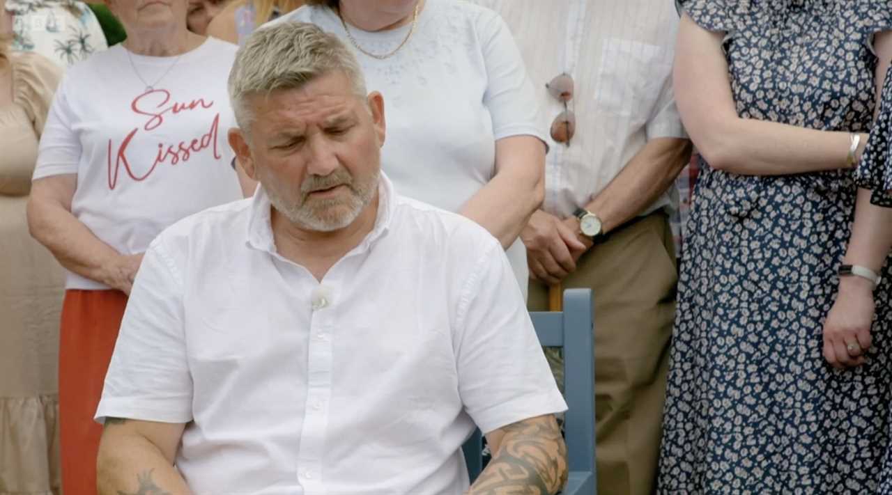 Antiques Roadshow Guest Stunned by Value of Old Tea Cosy and Table Cloth