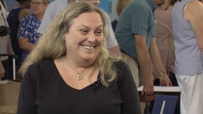 Antiques Roadshow Guest Screams After Discovering the True Value of Inherited Jewelry