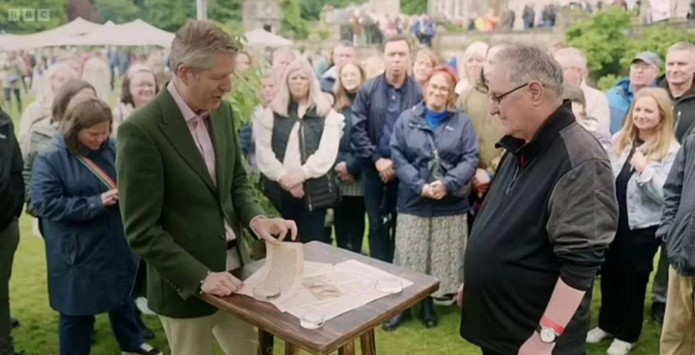 Guest on Antiques Roadshow Shocked by Value of 'Gold Dust' Print