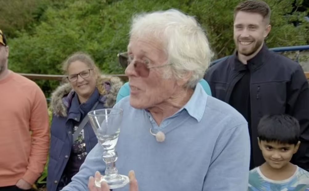 Antiques Roadshow Expert Stuns Guest with Valuation of 50p Wine Glass Worth £2,000