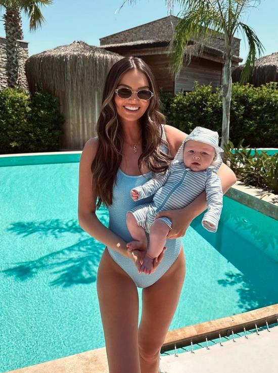Love Island star Kendall Rae Knight wows fans in swimsuit just 2 months after giving birth
