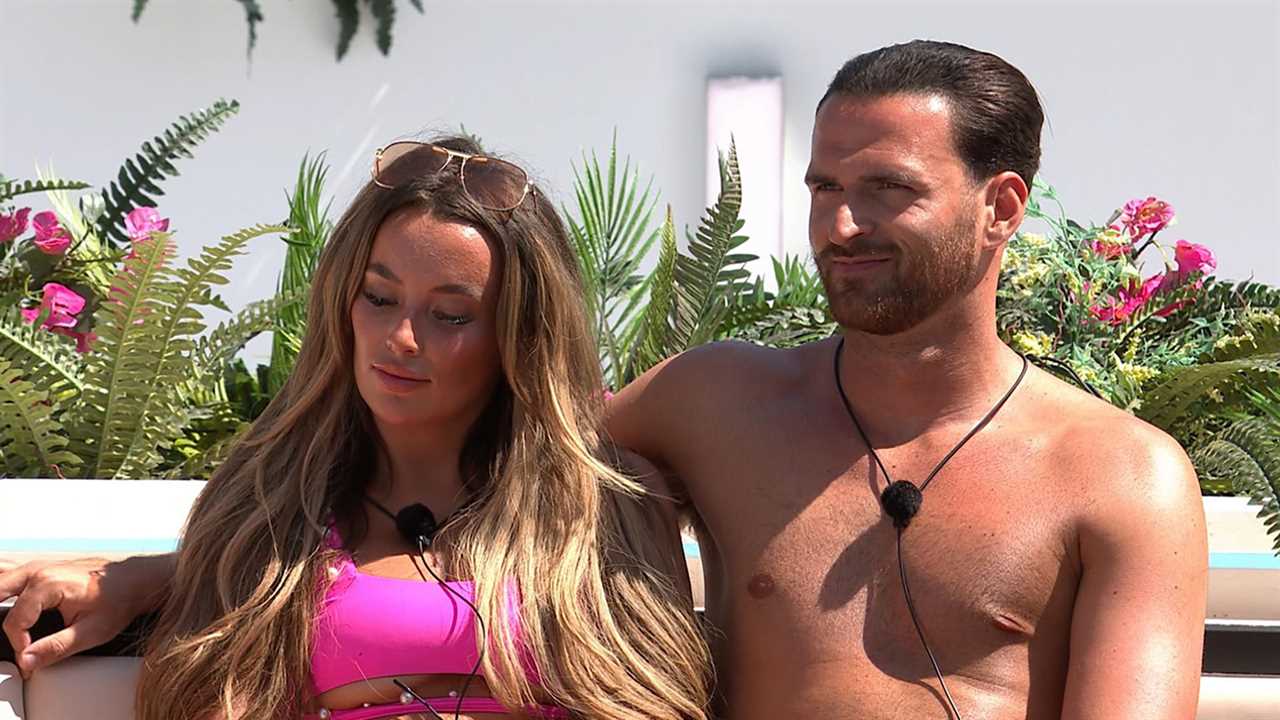 Love Island fans speculate on Harriett's motives for coupling with Ronnie