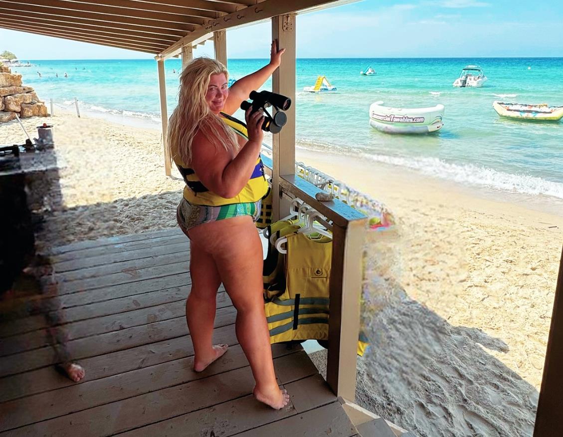 Gemma Collins wows fans with makeup-free swimsuit snap from holiday