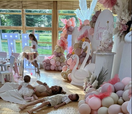 Laura Anderson throws a Swan Princess-themed party for daughter Bonnie's first birthday