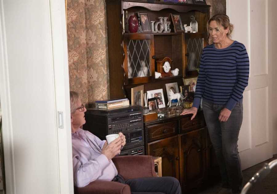 Coronation Street fans speculate on Cassie's ulterior motive - Is she after Ken's money?