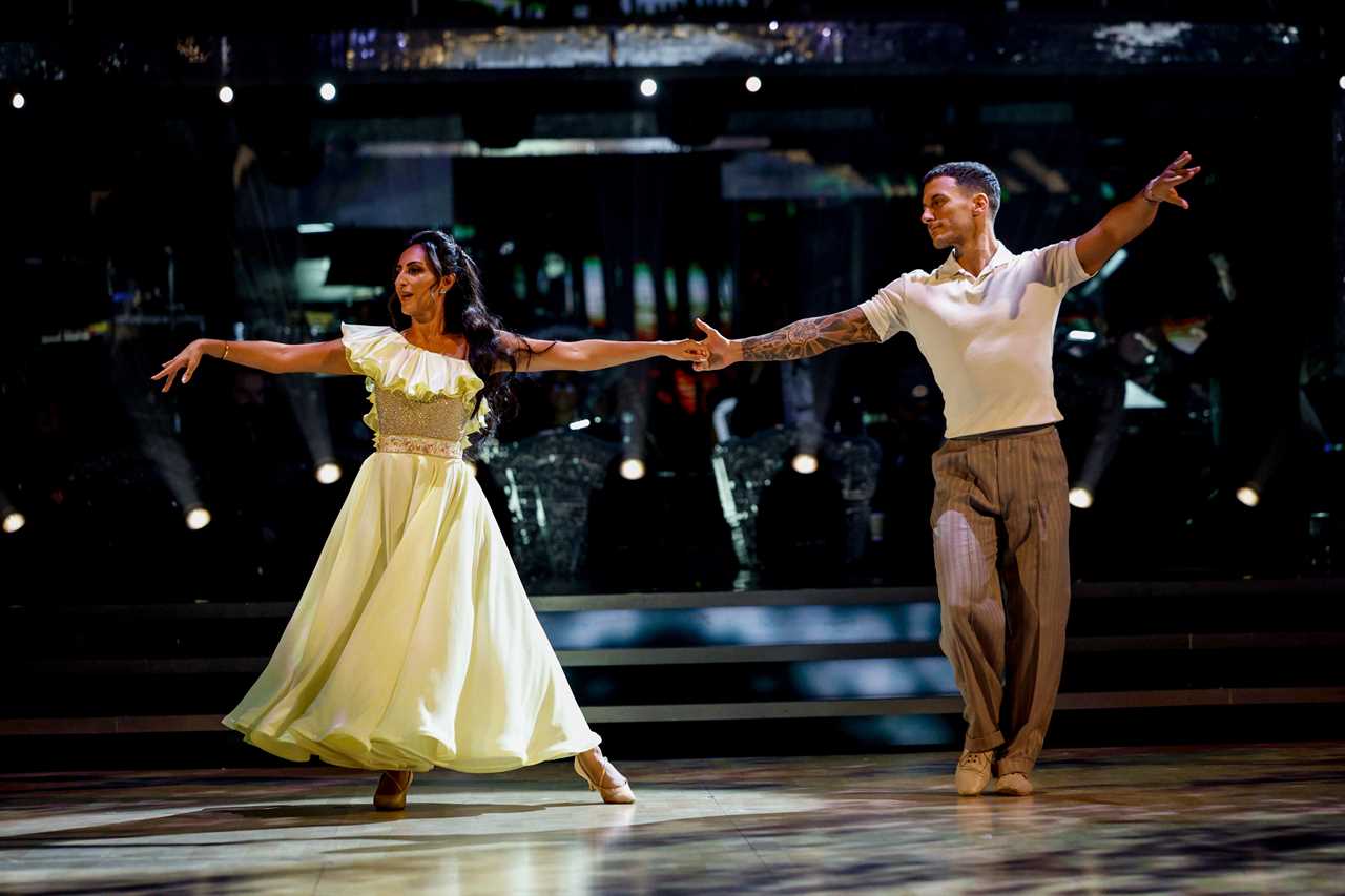 Strictly fans criticize judges for undermarking contestant