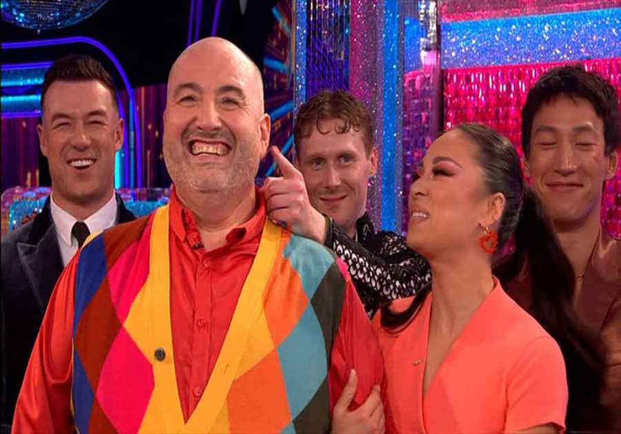 Strictly fans accuse judges of 'overmarking' Wynne Evans despite 'horrible mess' routine