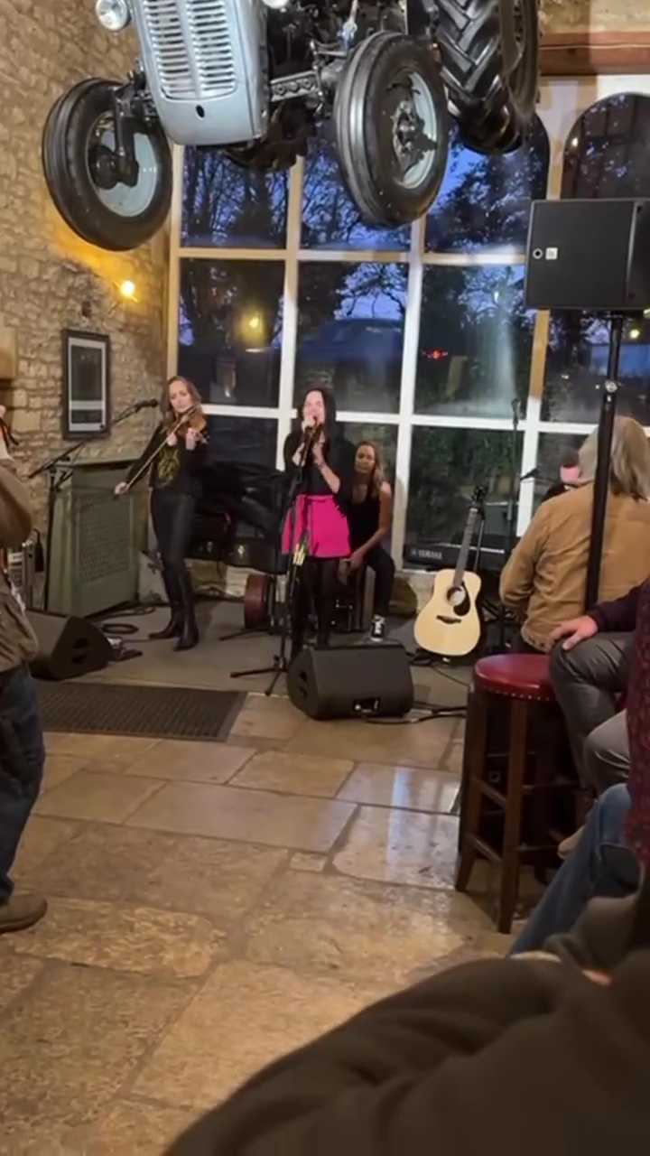 Punters treated to 90s icons The Corrs and Natalie Imbruglia at Jeremy Clarkson's pub