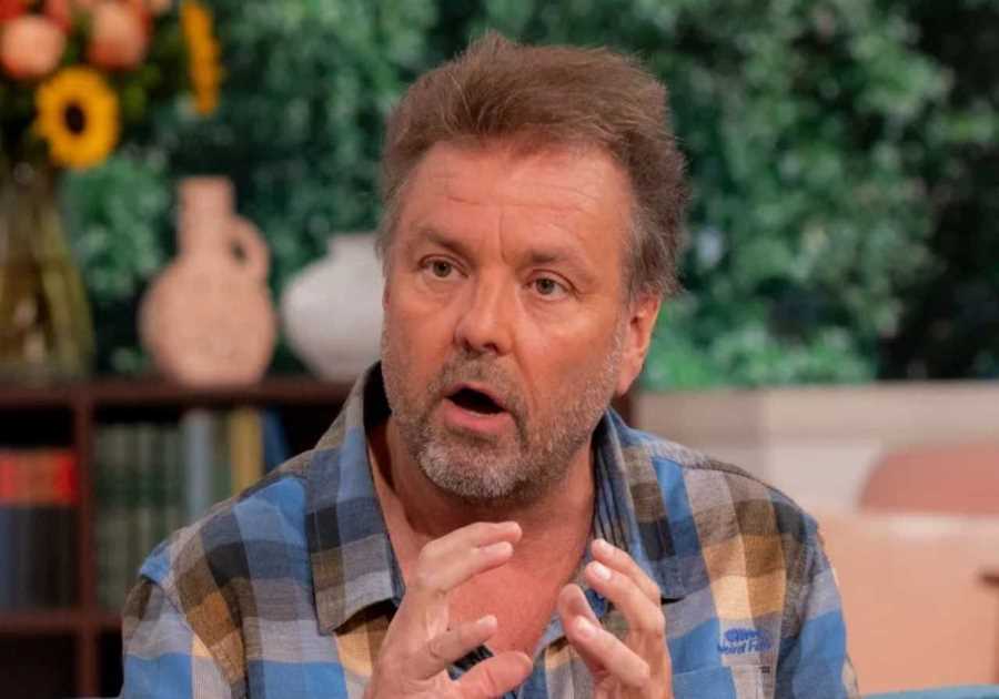 Martin Roberts stunned as Homes Under The Hammer crew find 'dead body' in property