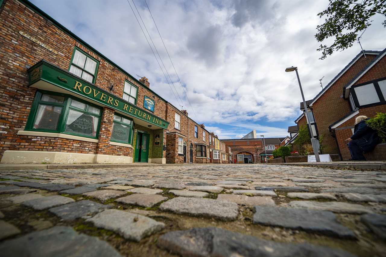 Coronation Street boss quits after 10 years, heads to rival soap amid cast exodus