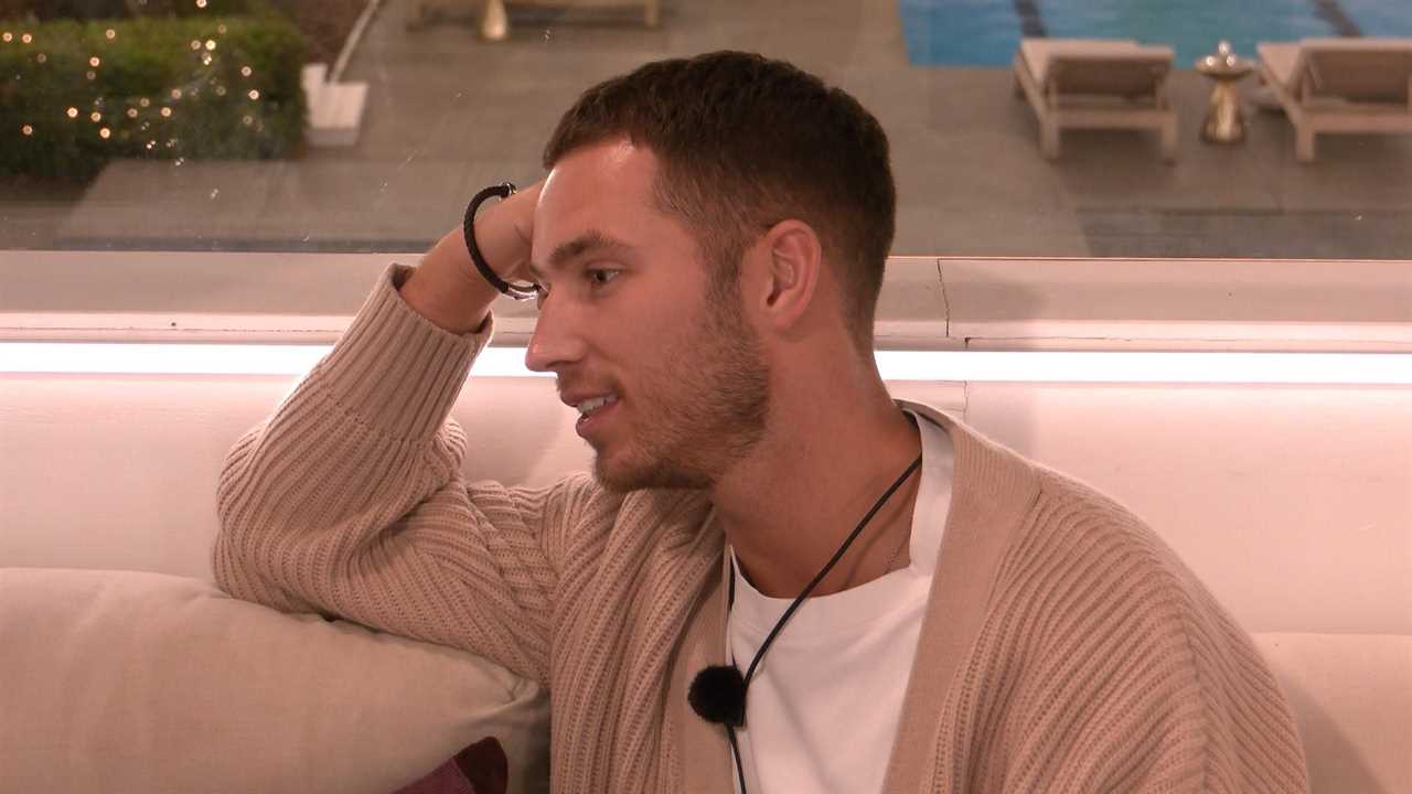 Love Island: Kaz Crossley Rejects Ron Hall's Kiss Attempt in Awkward Moment