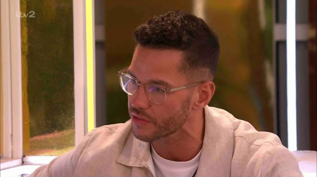 Love Island fans heartbroken as Scott Thomas ends romance with Tina Stinnes