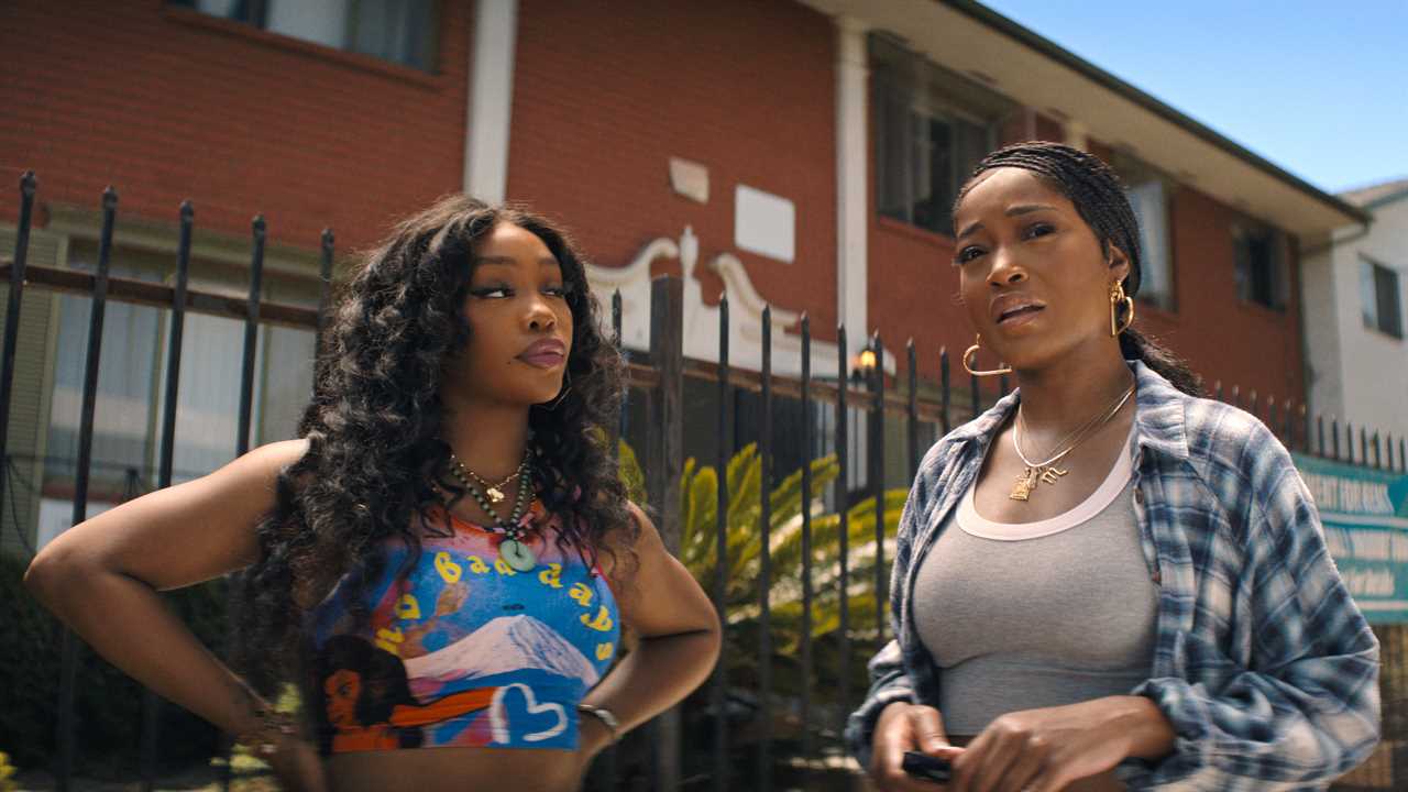 Film still of SZA and Keke Palmer in 'One Of Them Days'.