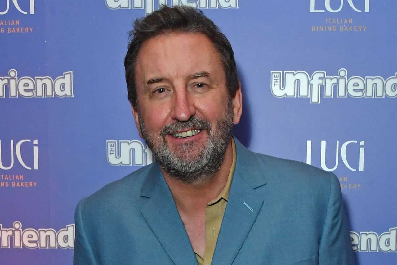The Evolution of Studio Sitcoms: Lee Mack's Concerns and Comedy Craft